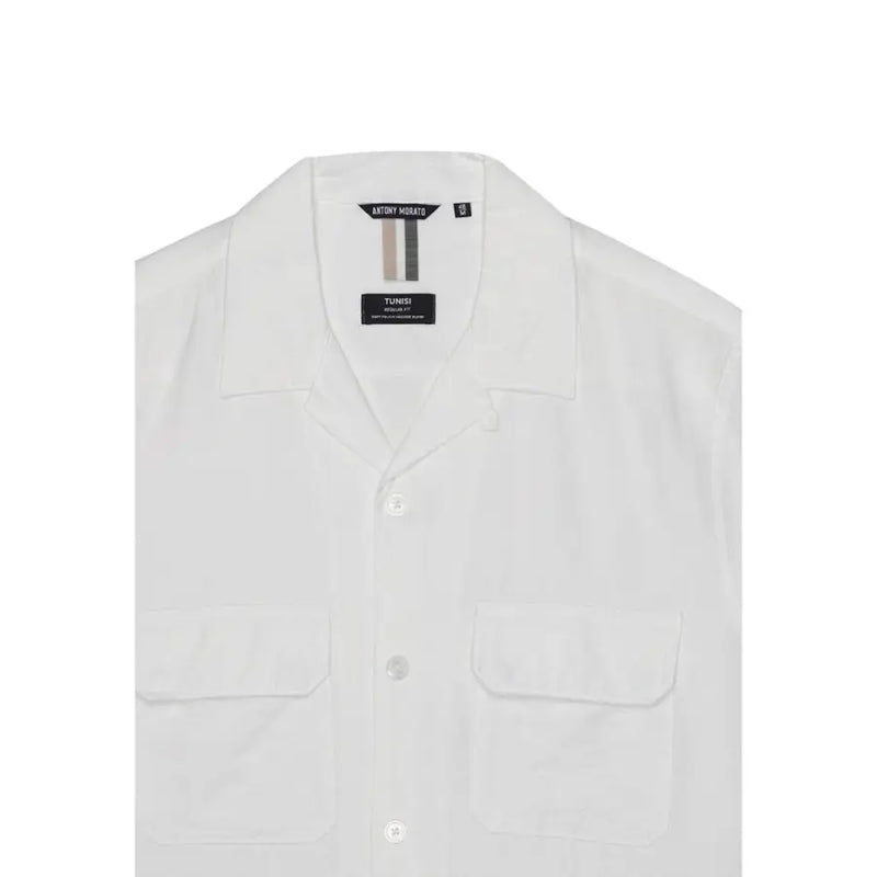 Chemise homme blanche en coton à boutons, avec deux poches avant et un col orné de antony morato étiquette de marque à l'intérieur