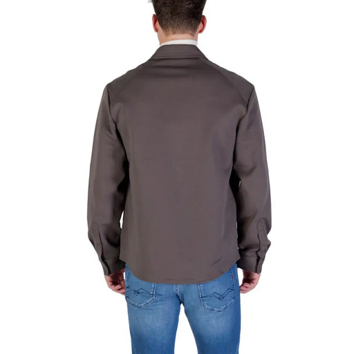Antony Morato Chemise homme gris foncé à manches longues, col classique et poignets boutonnés, confectionnée dans un tissu doux.