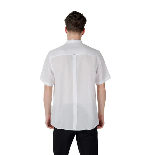 Chemise blanche à manches courtes boutonnée par antony morato montrant le dos avec de subtiles coutures verticales.