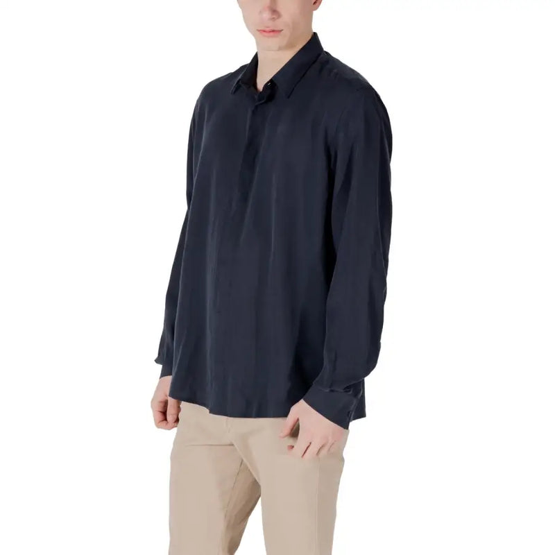 Antony Morato Chemise homme bleu marine foncé, à la coupe élégante boutonnée et au col impeccable légèrement brillant.