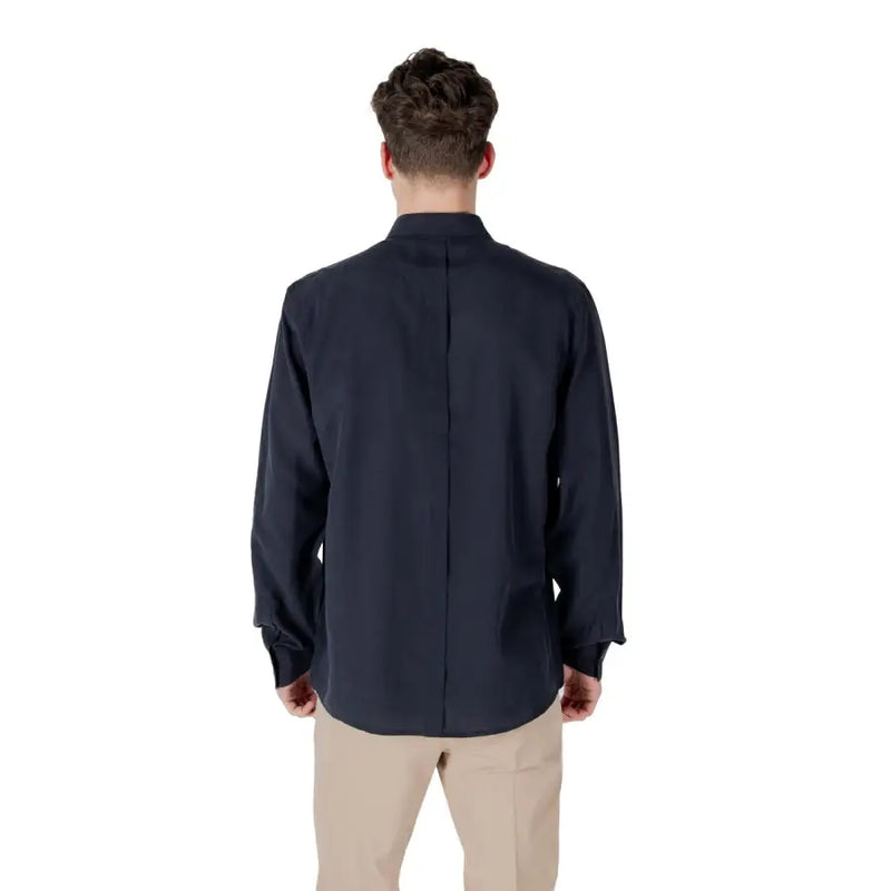 Antony Morato Chemise homme bleu marine à manches longues, col montant et détails de coutures latérales discrets.