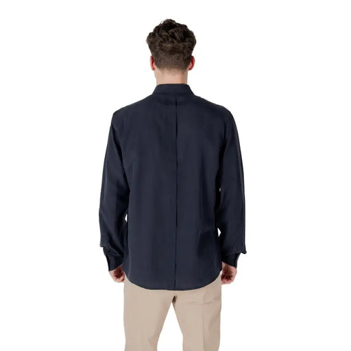 Antony Morato Chemise homme bleu marine à manches longues, col montant et détails de coutures latérales discrets.