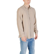 Antony Morato Chemise homme beige à manches longues, boutonnée, avec col classique et poignets soigneusement repliés.