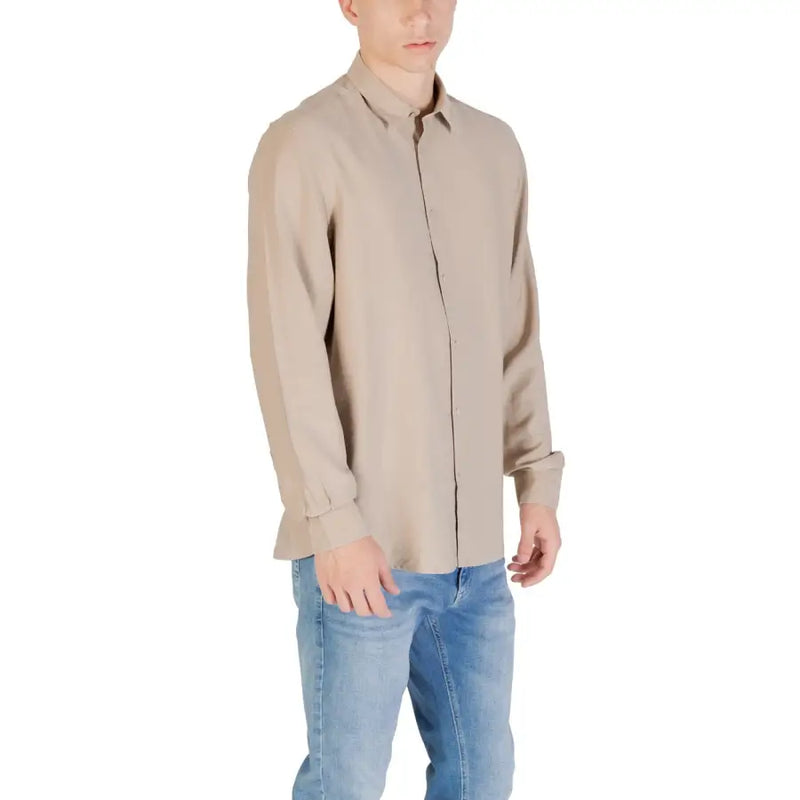 Antony Morato Chemise homme beige à manches longues, boutonnée, avec col classique et poignets soigneusement repliés.