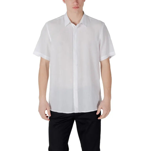 Antony Morato Chemise blanche pour homme, manches courtes, boutonnée, col impeccable et lignes épurées, en coton.