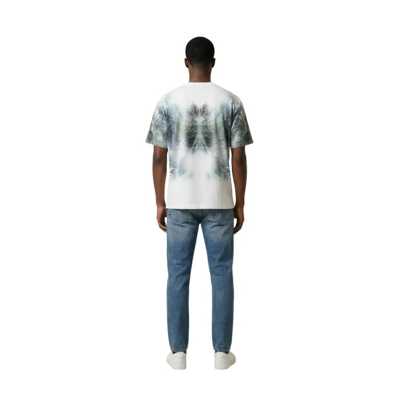 Antony Morato hommes t-shirt Blanc avec un imprimé abstrait symétrique de feuilles de palmier dans des tons verts et gris.