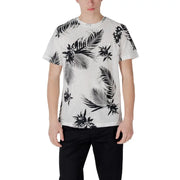 Antony Morato hommes t-shirt en blanc avec un imprimé de feuilles tropicales et de fleurs noires, confectionné dans un tissu en coton doux.