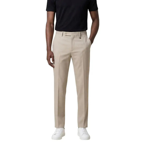 Antony Morato Pantalon chino beige pour homme, à la coupe élégante et ajustée, avec de discrets plis sur le devant.