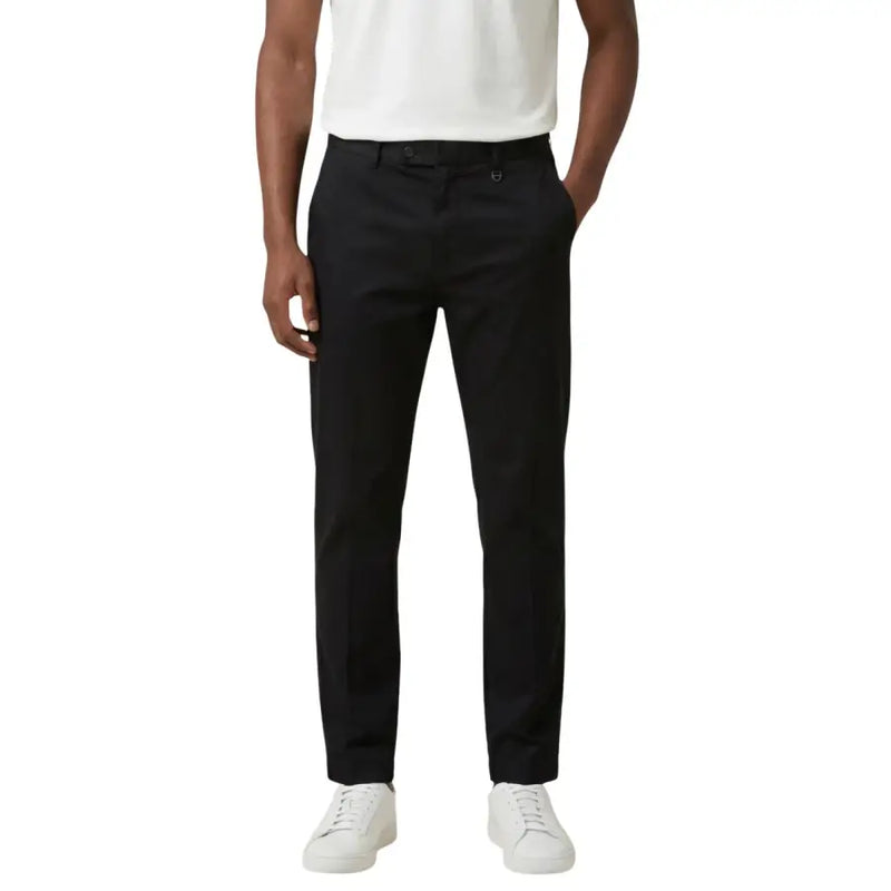 Antony Morato Pantalon chino noir slim pour homme, avec une texture tissée subtile et un design moderne et épuré.
