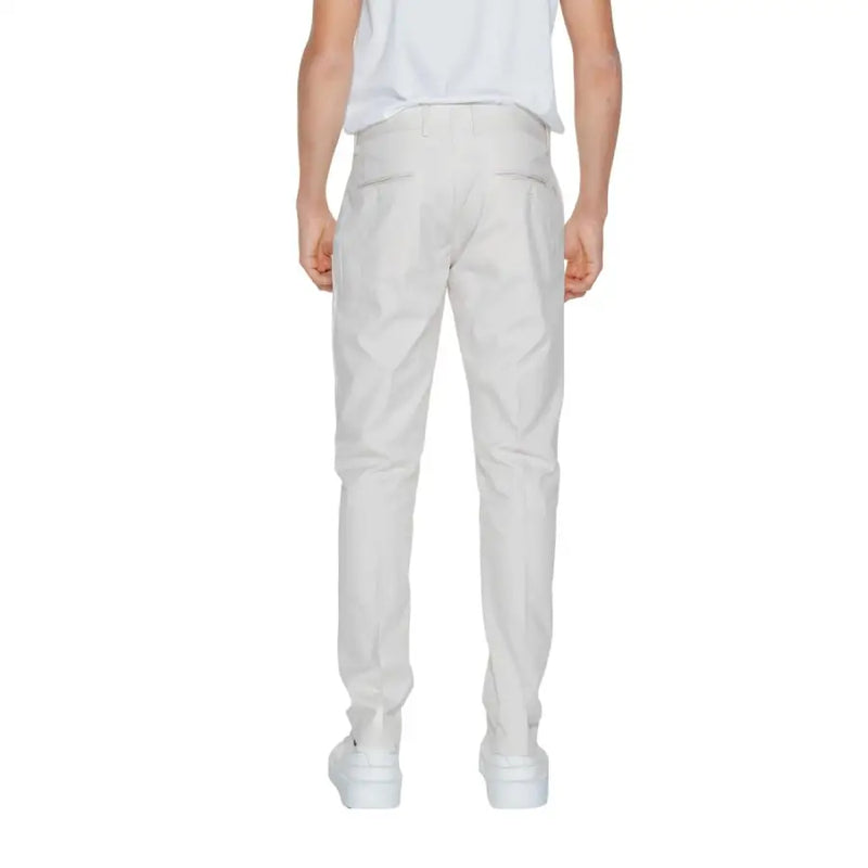 Antony Morato Pantalon chino blanc pour homme, coupe ajustée et plis discrets à l'arrière.