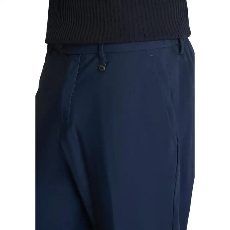 Antony Morato Pantalon homme bleu marine en tissu lisse et élégant, avec de discrets plis sur le devant pour une coupe ajustée.