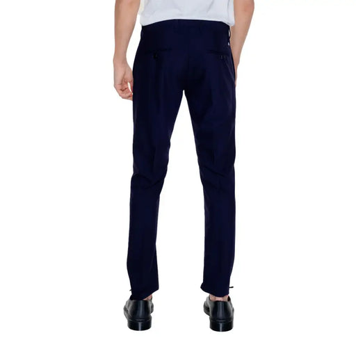 Antony Morato Pantalon homme bleu marine, coupe slim, avec poches arrière discrètes (vue de dos)