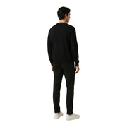 Antony Morato pantalon pour homme associé à un pull noir à col rond, à manches longues et à la silhouette ajustée.