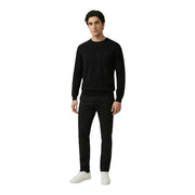 Antony Morato Pantalon pour homme porté avec un pull en maille noire orné d'un logo brodé discret sur la poitrine gauche