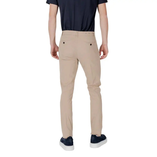 Pantalon chino beige slim fit avec poches arrière noires boutonnées, vu de dos par antony morato pantalons pour hommes