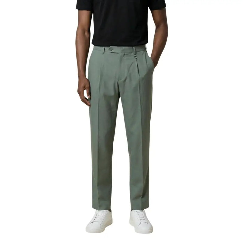Un pantalon plissé vert olive sur mesure de Antony Morato avec une coupe moderne et élégante pour hommes