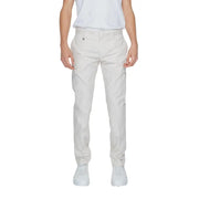 Antony Morato Pantalon chino slim-fit couleur crème pour homme, avec une texture discrète et un logo sur la ceinture.