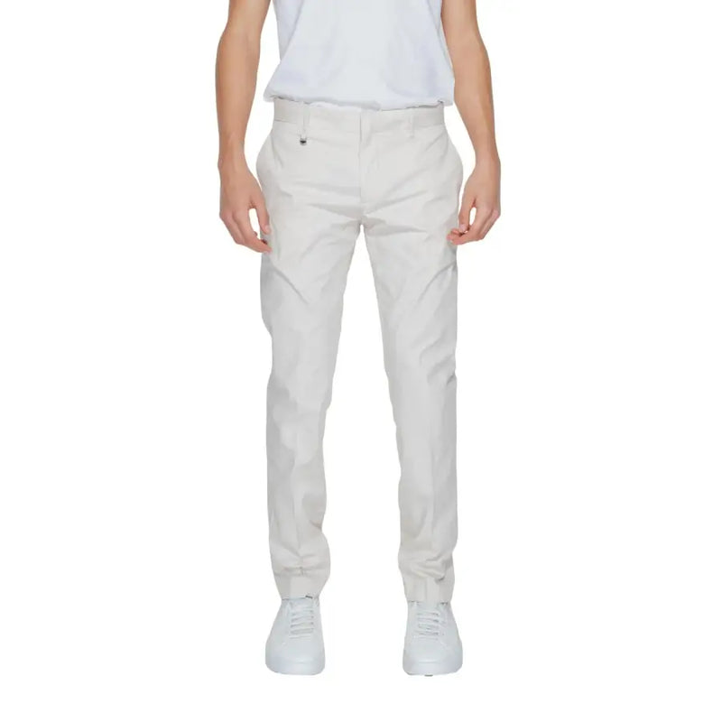 Antony Morato Pantalon chino slim-fit couleur crème pour homme, avec une texture discrète et un logo sur la ceinture.