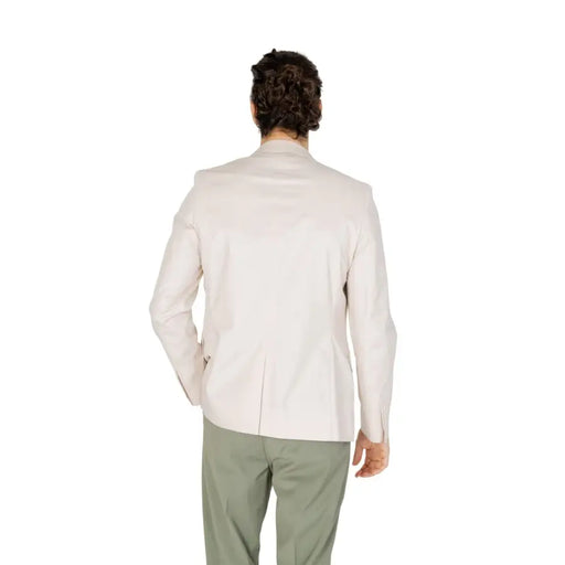Un homme portant un antony morato Blazer blanc en coton modal pour homme, coupe classique ajustée couleur crème et détails de couture discrets.