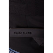 Chapeau en tissu noir minimaliste antony morato étiquette associée à un gilet noir à col en V en laine mélangée pour homme