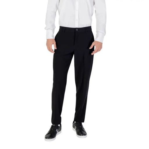 Armani Exchange Pantalon noir tailleur automne-hiver à la coupe droite élégante, plis discrets, poches zippées et boutonnées