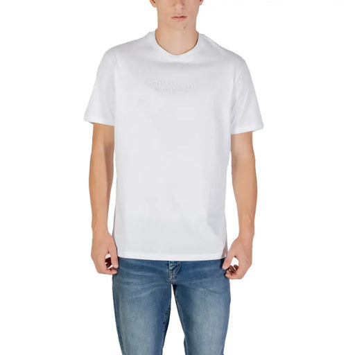 Mannequin masculin portant Armani Exchange T-shirt en coton imprimé bleu et jean bleu