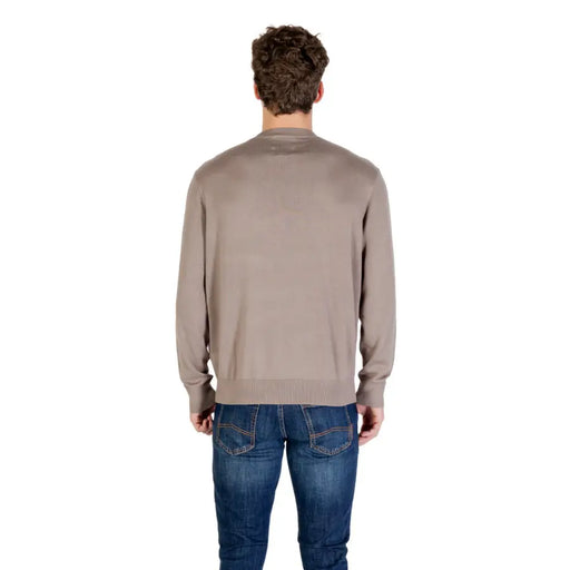 Taupe crew neck sweatshirt with ribbed cuffs and hem, made of cotton blend.