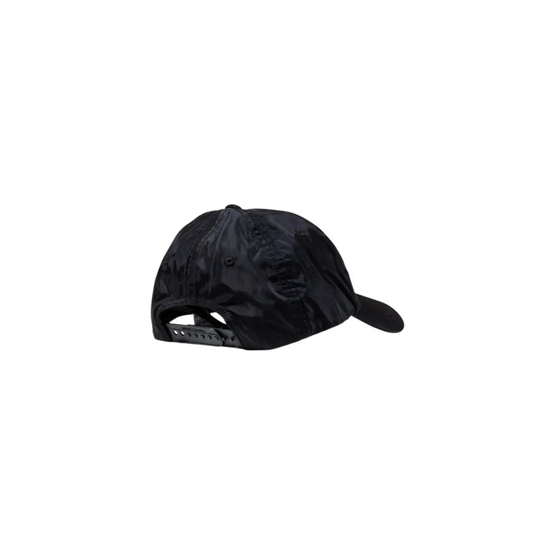 Armani Exchange Casquette noire pour homme avec un motif texturé discret et une sangle réglable, vue de face