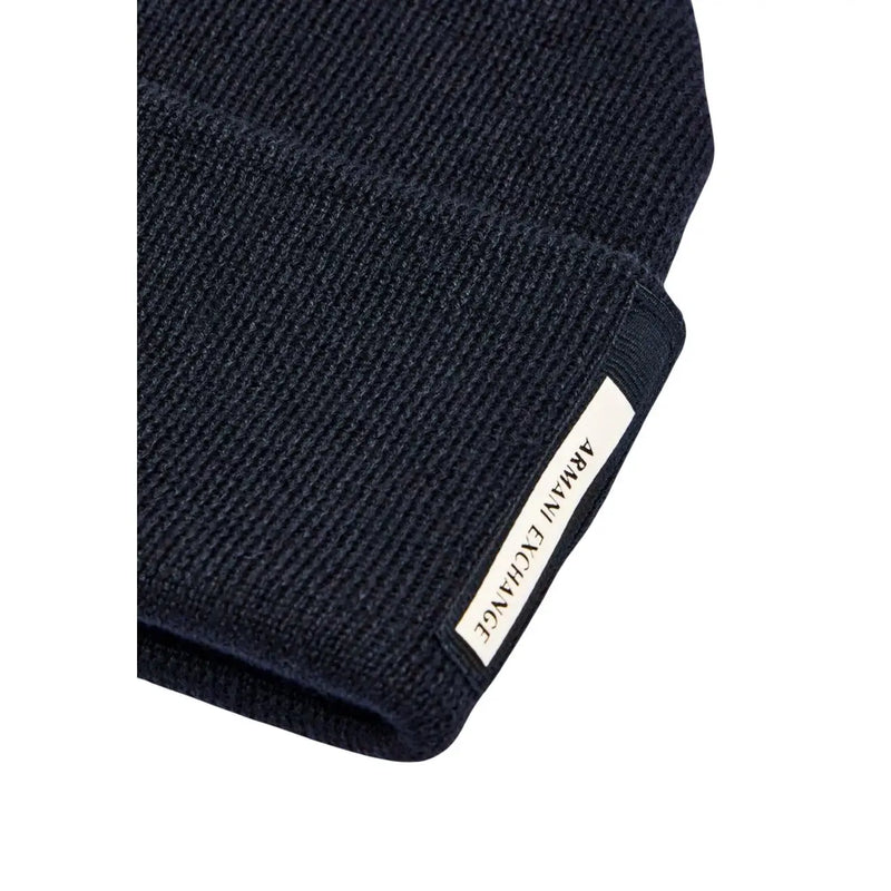 Armani Exchange Casquette homme en maille côtelée bleu marine foncé avec étiquette blanche sur le revers, vue de face
