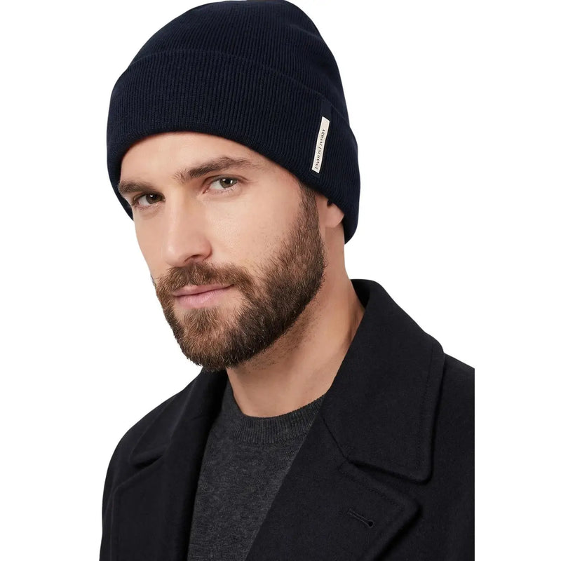 Armani exchange Bonnet en maille côtelée bleu marine pour homme avec petite étiquette blanche, vue de côté