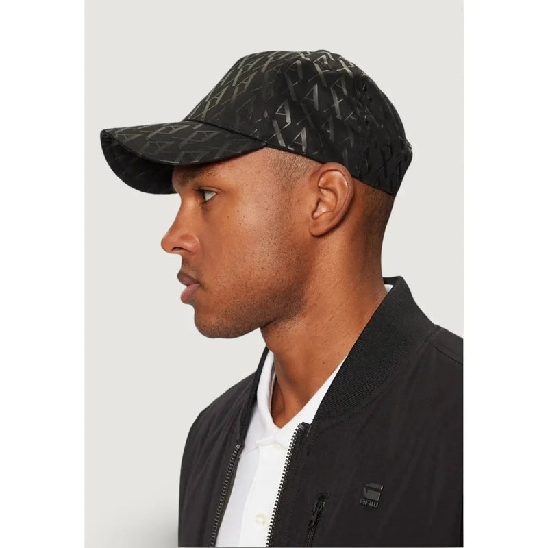 Armani Exchange Casquette en coton noir pour homme, ornée d'un motif géométrique répétitif (vue de face).