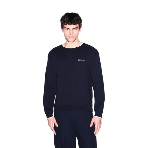 Armani Exchange Pull en coton bleu marine pour homme, avec finitions blanches contrastantes et poignets côtelés (vue de face)