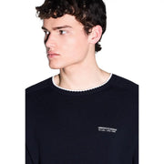 Armani Exchange Pull en coton noir pour homme, avec bordures côtelées blanches et logo brodé discret (vue de face).
