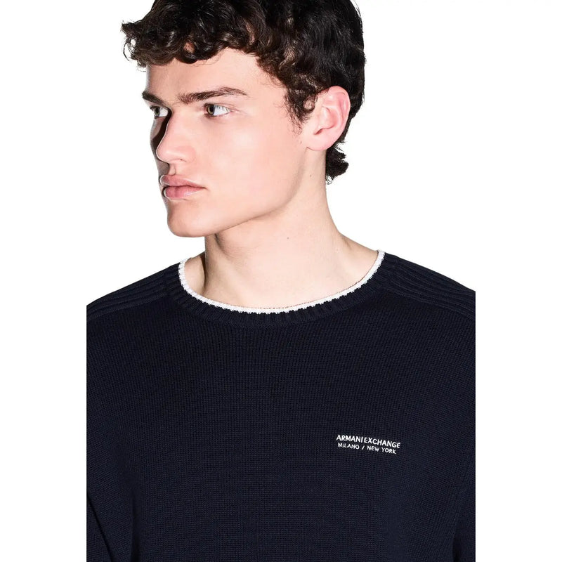 Armani Exchange Pull en coton noir pour homme, avec bordures côtelées blanches et logo brodé discret (vue de face).