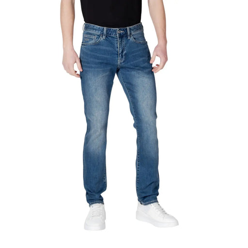 Armani Exchange Jean pour homme en denim bleu, coupe slim et cinq poches classiques, vue de face