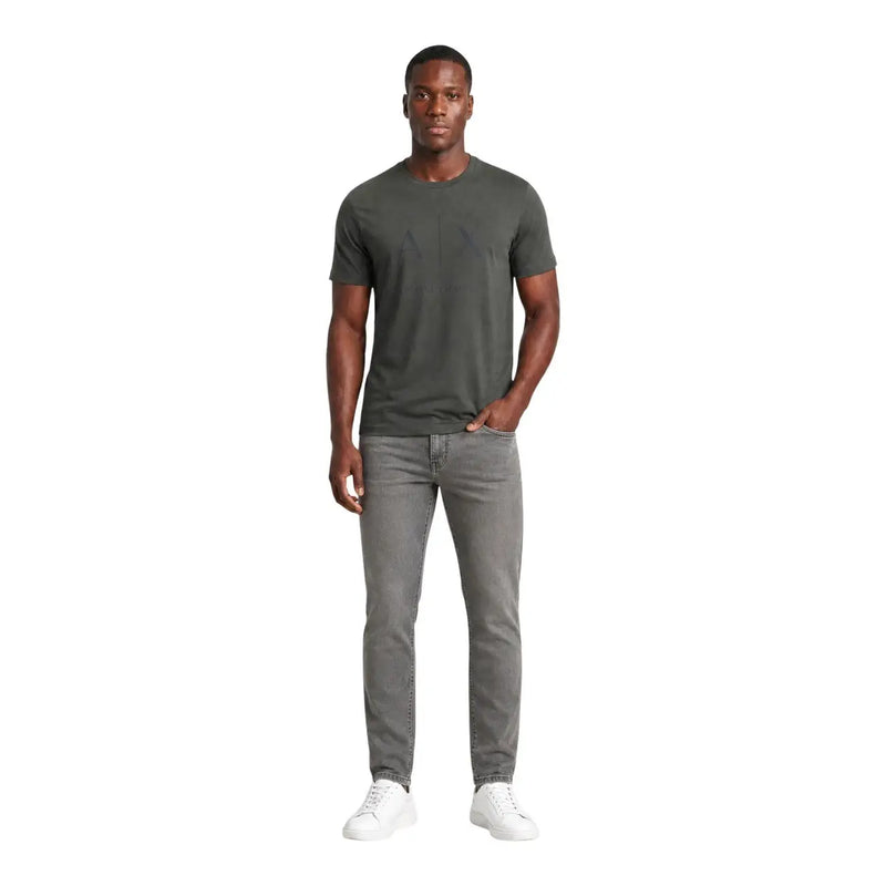 Armani exchange Jean gris slim pour homme porté par le mannequin avec un col rond vert olive foncé t-shirt vue de face