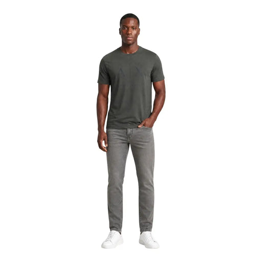 Armani exchange Jean gris slim pour homme porté par le mannequin avec un col rond vert olive foncé t-shirt vue de face