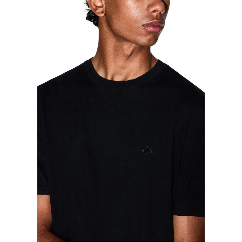 Armani Exchange T-shirt noir en coton pour homme, manches courtes, avec logo brodé discret sur la poitrine.