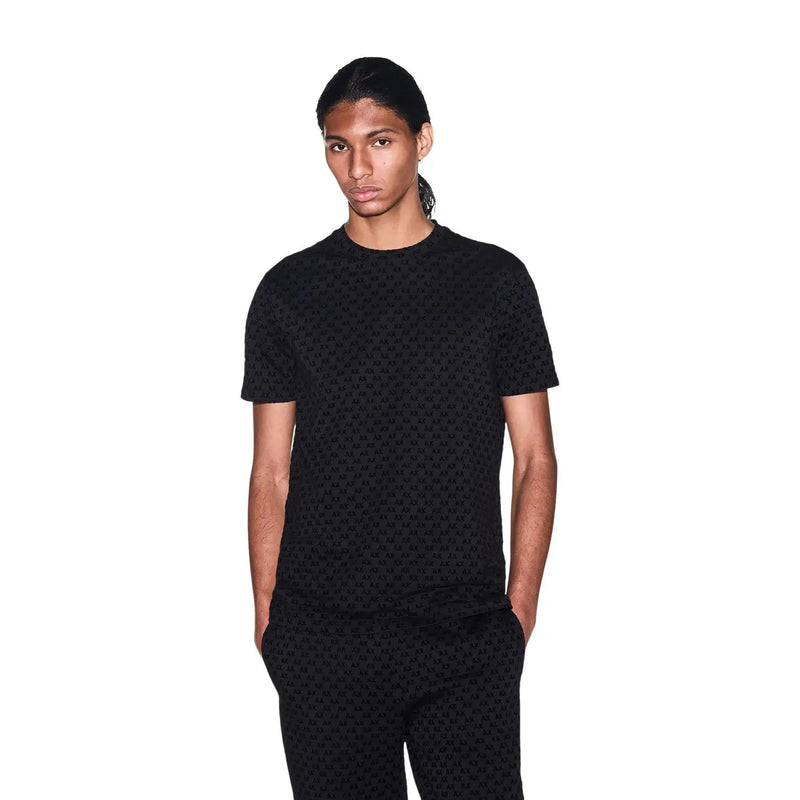 Armani Exchange T-shirt noir en coton pour homme, orné d'un motif discret de petits logos répétés sur le tissu.