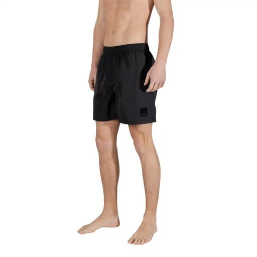 Armani Exchange Short de bain noir pour homme en polyester, au design minimaliste et élégant, avec un écusson rectangulaire de la marque sur le bas de la jambe droite.