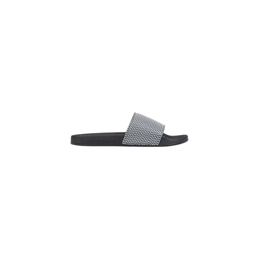 Armani Exchange sandale à enfiler noire pour homme avec une bride en PVC texturé argenté ornée d'un motif géométrique complexe