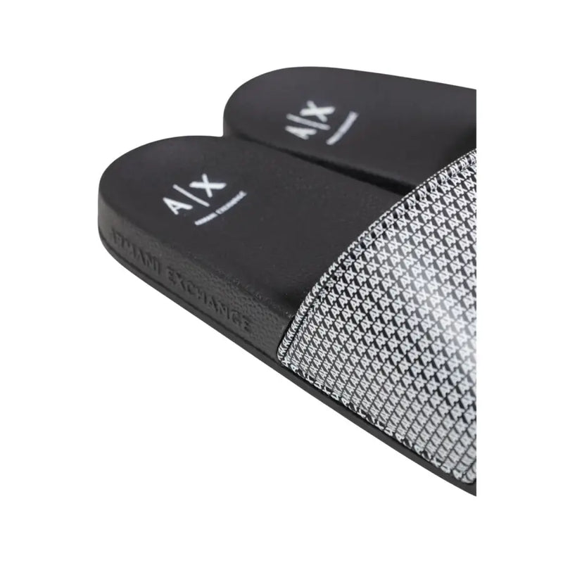 Armani Exchange Sandales à enfiler pour homme, noires et argentées à motifs, avec empiècements en maille et logo a|x sur la semelle.