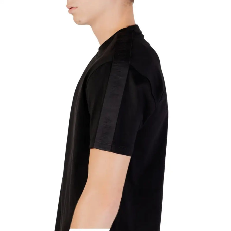 Armani Exchange T-shirt noir à manches courtes pour homme, en coton, avec col côtelé et rayure verticale en satin avec lettrage en relief.
