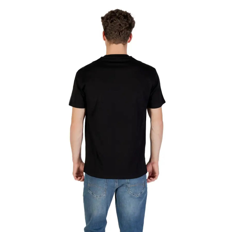 Armani Exchange T-shirt noir à manches courtes et col rond en coton pour homme, avec un design à col rond et un devant apparent.