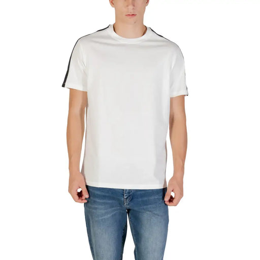 T-shirt blanc à col rond pour homme T-shirt avec des rayures noires sur les épaules, associées à un jean bleu