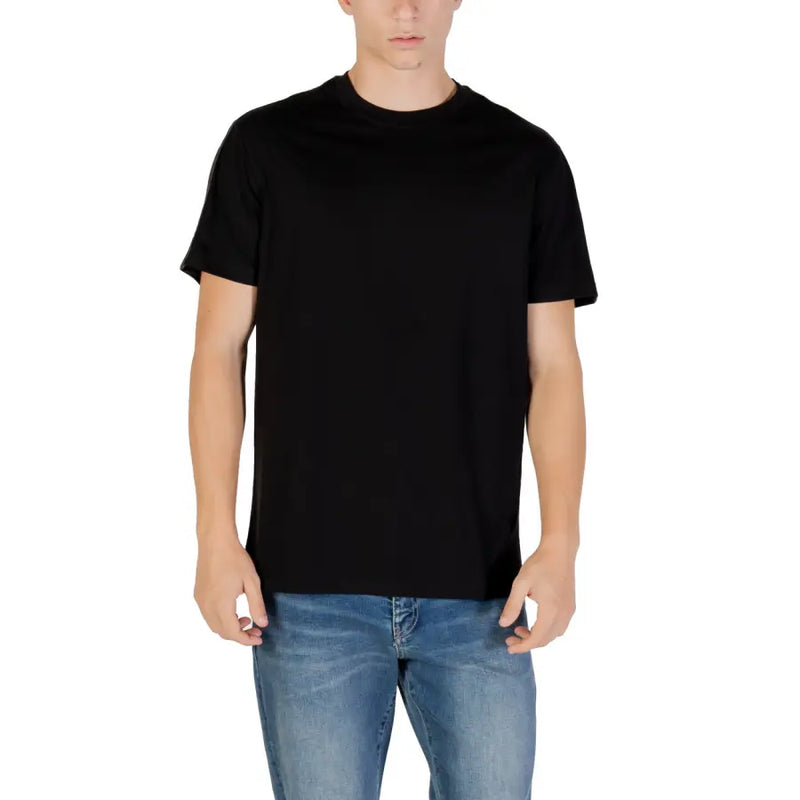 Armani exchange T-shirt noir à manches courtes et col rond pour homme, en coton, avec un col rond apparent sur le devant.