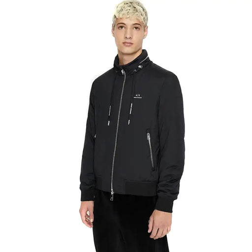Armani Exchange Blazer noir zippé en polyamide pour homme, avec fermetures éclair argentées et logo blanc discret sur la poitrine.