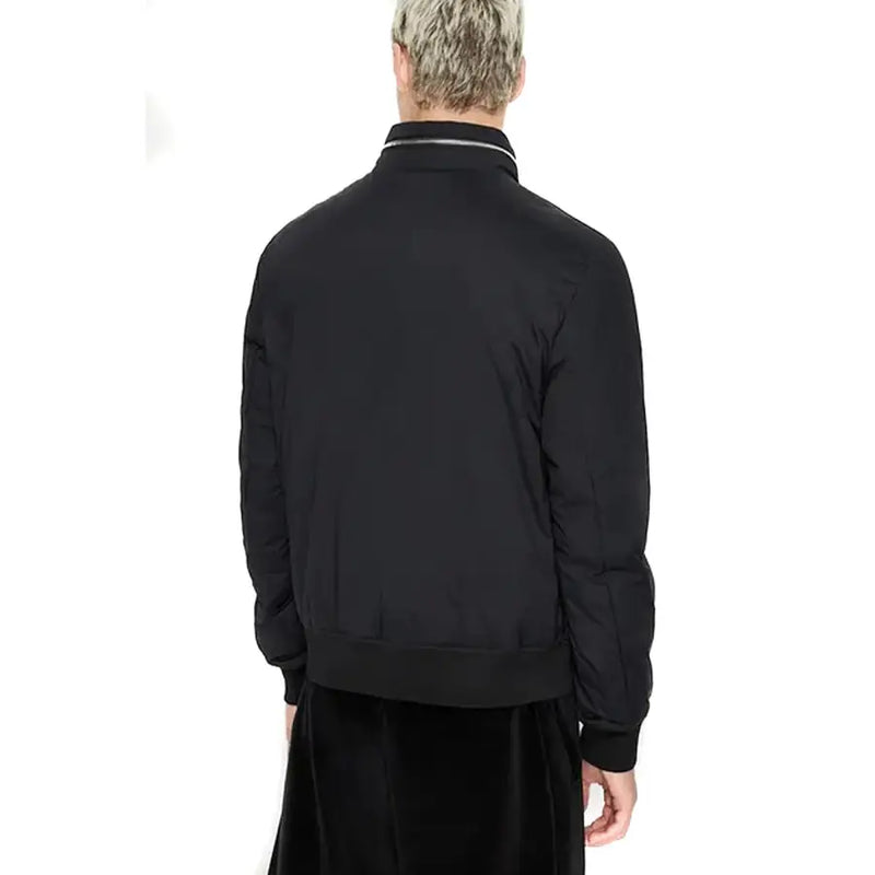 Armani Exchange Blouson aviateur noir en polyamide pour homme, avec de discrètes finitions blanches au niveau du col et fermeture éclair.