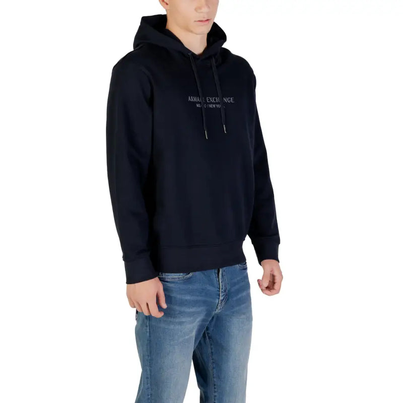 Noir Armani Exchange Sweat à capuche en coton avec logo blanc discret sur la poitrine, porté avec un sweat-shirt à capuche bleu en coton à col en V