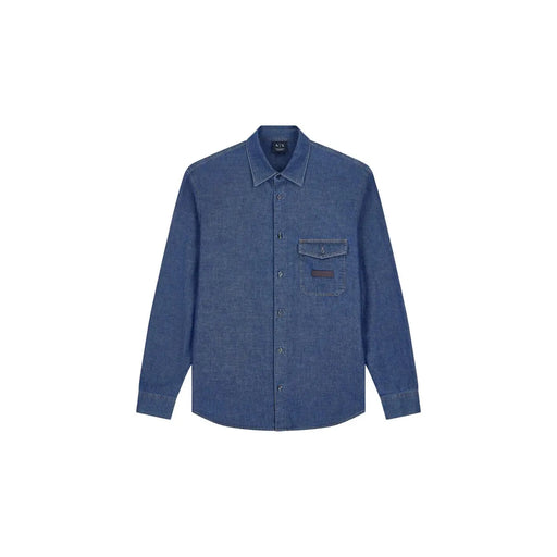Armani Exchange Chemise classique en denim bleu pour homme, en coton texturé, avec empiècement en cuir sur la poche poitrine.